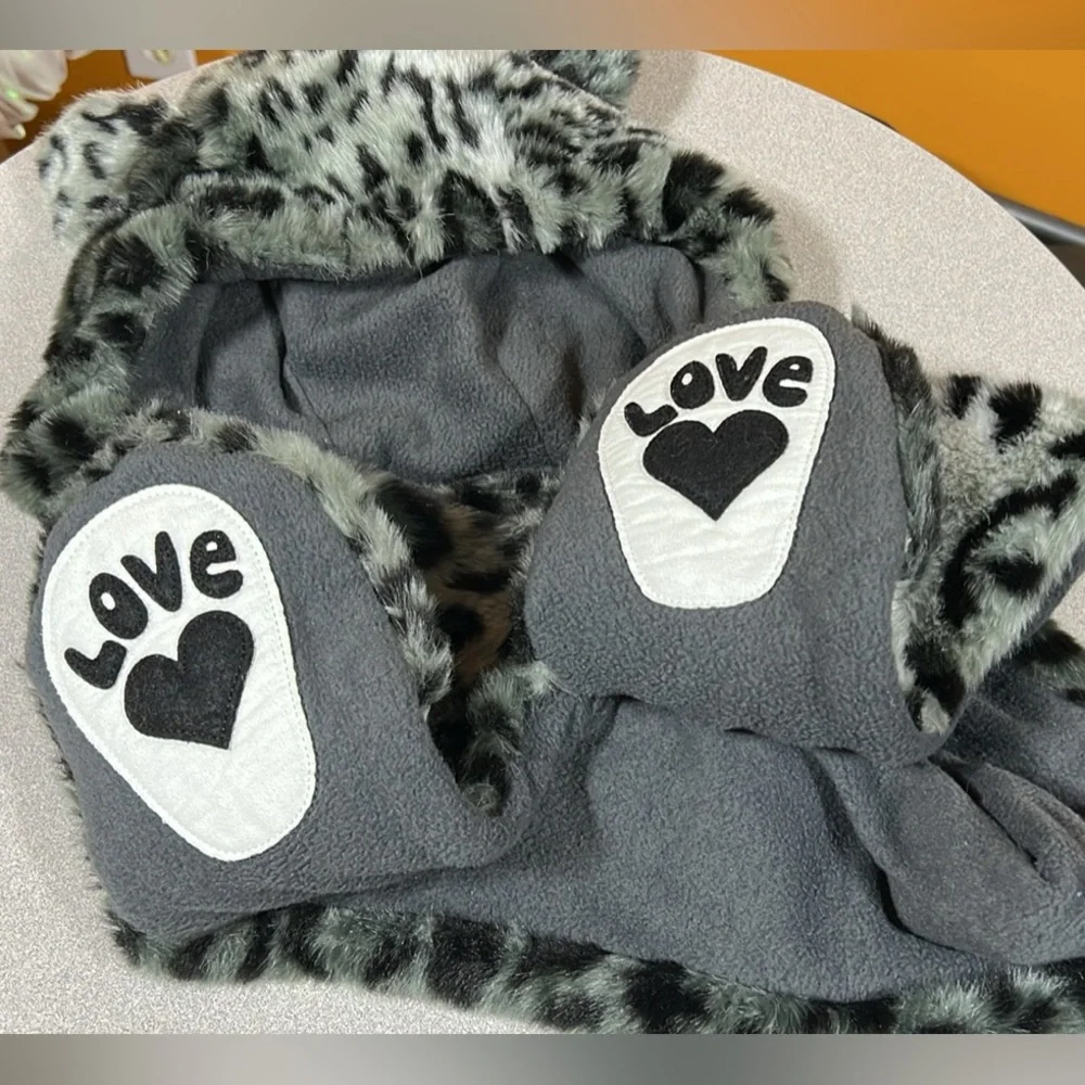 Faux fur leopardrd hooded pocket scarf - Picture 3 of 3